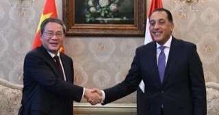 رئيس الوزراء يستقبل رئيس مجلس الدولة الصينى بمطار القاهرة..