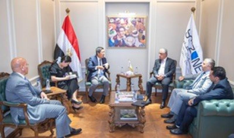 في إطار بحث التعاون الثنائي.. رئيس اقتصادية قناة السويس يستقبل سفير سنغافورة بالقاهرة