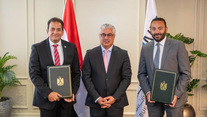 رئيس اقتصادية قناة السويس يشهد توقيع عقد مشروع شركة “CWA” للمنسوجات بالمنطقة الصناعية بالسخنة