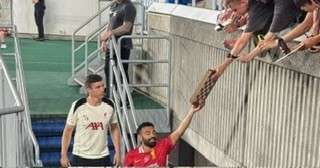 محمد صلاح يتلقى هدية غير متوقعة في مباراة يوكوهاما ضد ليفربول