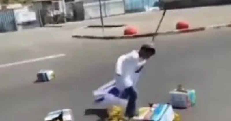 اطفال إسرائيليين يخربون المساعدات الإنسانية المتوجهة إلى غزة