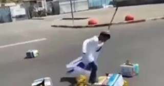 اطفال إسرائيليين يخربون المساعدات الإنسانية المتوجهة إلى غزة