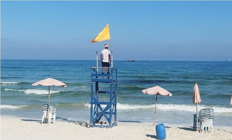 إقبال متزايد على شواطئ الإسكندرية هربًا من الحر مع رفع رايات السلامة والتحذير