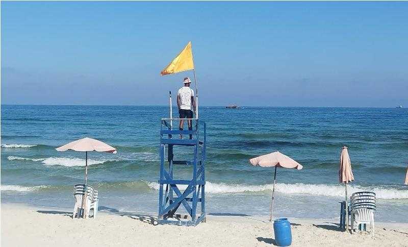 إقبال متزايد على شواطئ الإسكندرية هربًا من الحر مع رفع رايات السلامة والتحذير