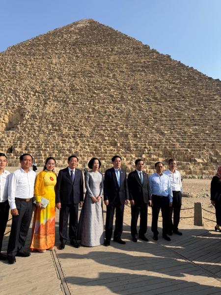 رئيس جمهورية فيتنام الاشتراكية يزور المتحف المصري الكبير وأهرامات الجيزة ويشيد بروعة الحضارة المصرية