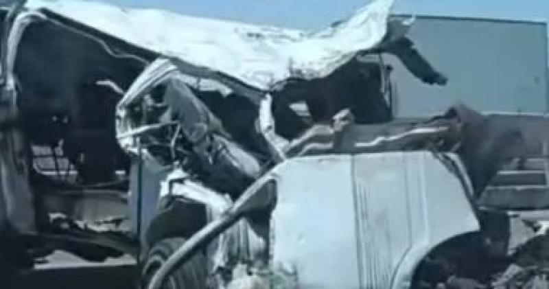 مصرع 3 أشخاص وإصابة 12 بينهم 9 أطفال في حادث تصادم مروع بالوادي الجديد
