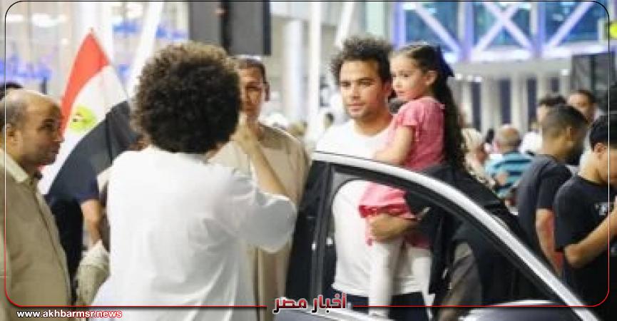 استقبال جماهيري حافل للبطل أحمد ناصر دبابة فور وصوله مطار القاهرة
