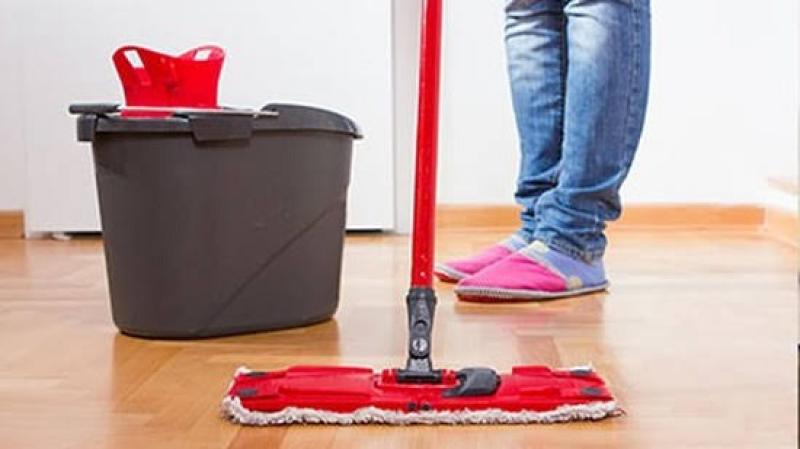 انسكب الزيت في المطبخ؟ ولا يهمك.. طرق سهلة وذكية لتنظيفه بدون ما تتعبي!