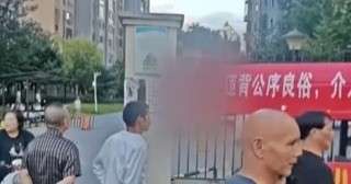 سيدة تعلق لافتات شكر أمام منزل صديقتها لخيانتها مع زوجها لمدة 5 سنوات