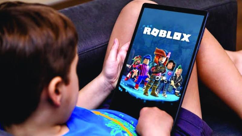 كيف تحمي طفلك من مخاطر الألعاب الإلكترونية بعد أزمة «روبلوكس»؟ علامات إنذار لا تتجاهلها!
