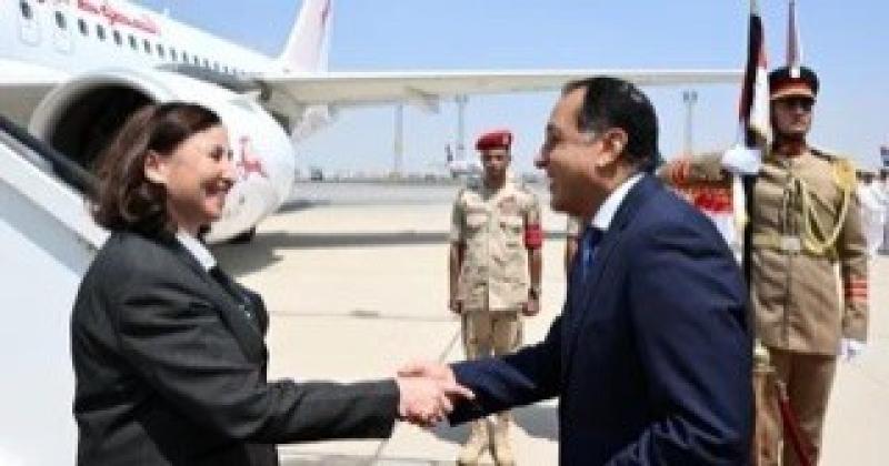 رئيس الوزراء يستقبل نظيرته التونسية بمطار القاهرة الدولي
