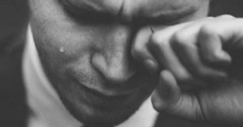 تفسير حلم البكاء بدون دموع.. حزن غير مدرك أو احتياج للمساعدة