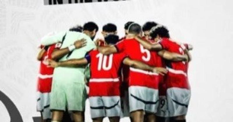 الابتسامة تعلو وجوه لاعبي المنتخب بعد التأهل لكأس العالم في رحلة العودة إلي القاهرة