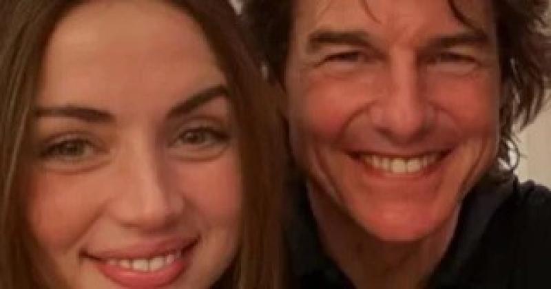 آنا دي أرماس تقف أمام توم كروز في السينما بعد انفصالهما
