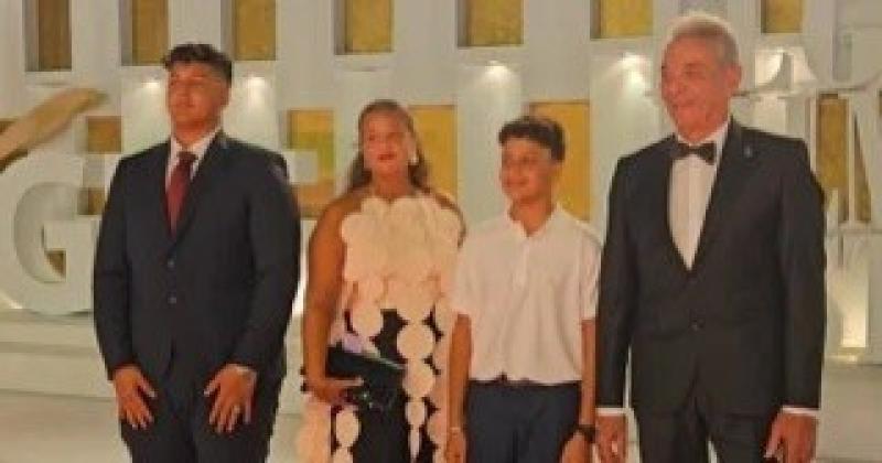 محمود حميدة وابنته وحفيده وحسين فهمى وزوجته فى افتتاح مهرجان الجونة