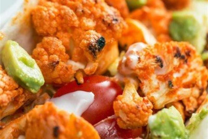 اكتشفي سر الطعم الأصلي والقرمشة المميزة.. طريقة تحضير خلطة القرنبيط اللذيذة.