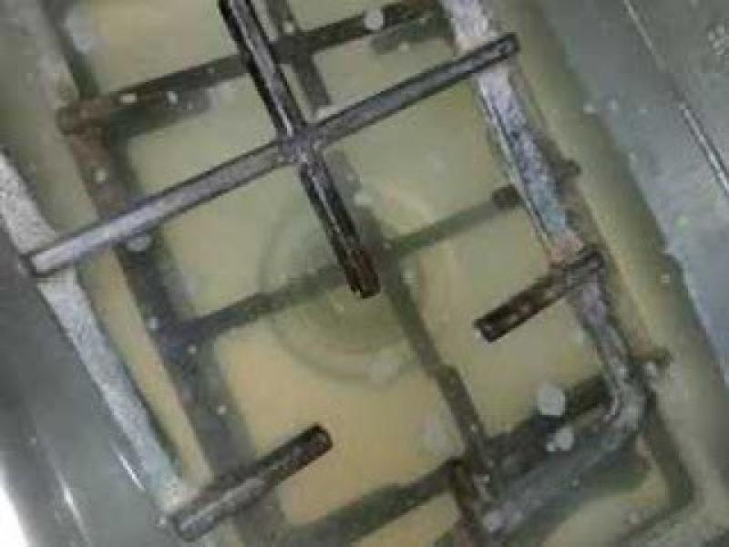 طريقة فعّالة لتنظيف حوامل البوتاجاز الزهر وإزالة الدهون دون منظفات قوية