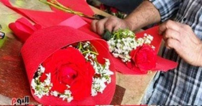 صورة اليوم.. الورد رسول العشاق وسمير المشتاق فى عيد الحب المصرى