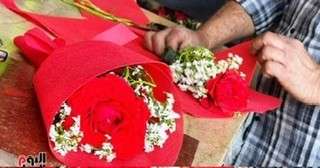 صورة اليوم.. الورد رسول العشاق وسمير المشتاق فى عيد الحب المصرى
