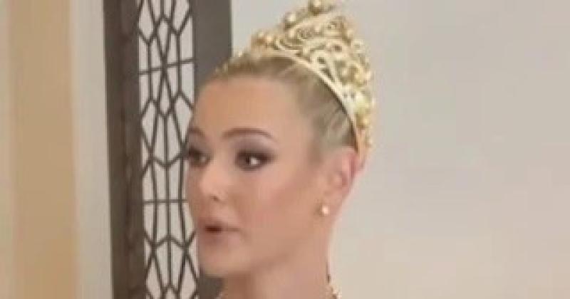 ملكة جمال الكون تغادر حفل المنظمة بعد وصف متسابقة بـ الغبية.