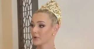 ملكة جمال الكون تغادر حفل المنظمة بعد وصف متسابقة بـ الغبية. ملكة جمال الكون تغادر حفل المنظمة بعد وصف متسابقة بـ الغبية.