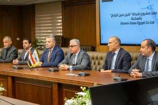 رئيس اقتصادية قناة السويس يشهد توقيع عقد مشروع بين السويدي للتنمية الصناعية... رئيس اقتصادية قناة السويس يشهد توقيع عقد مشروع بين السويدي للتنمية الصناعية وشركة ”شين مين للزجاج” لإنشاء مصنع متكامل داخل “سخنة 360”