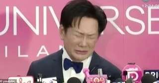 لحظة بكاء واعتذار رئيس مسابقة ملكة جمال الكون عن وصفه لمتسابقة بـ الغبية