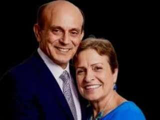 محمد صبحي يوجه رسالة مؤثرة لزوجته قبل دخوله المستشفى: “أفتقدك كثيرًا وقد اقترب اللقاء”.