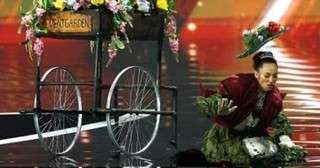 سقوط ملكة جمال بريطانيا أثناء صعودها مسرح مسابقة ملكة جمال الكون