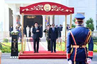 الرئيس عبد الفتاح السيسي  والسيدة انتصار السيسي قرينة السيد الرئيس، اليوم، الرئيس يستقبلا ”لي جاي ميونغ” رئيس جمهورية كوريا والسيدة قرينته.