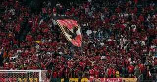 جماهير الأهلي تلهب حماس اللاعبين بدخلة تاريخية قبل مباراة شبيبة القبائل.