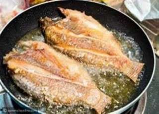 قد يصل الأمر إلى الإصابة بـ”السرطان”.. 6 أسباب تجعلكِ تتجنّبين الطهي بالزيت.