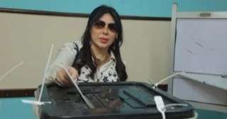 غادة إبراهيم تدلى بصوتها فى انتخابات مجلس النواب بمصر الجديدة