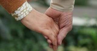 تعرف على رأى مركز الأزهر للفتوى فى تصوير أحد الزوجين خصوصيات شريكه