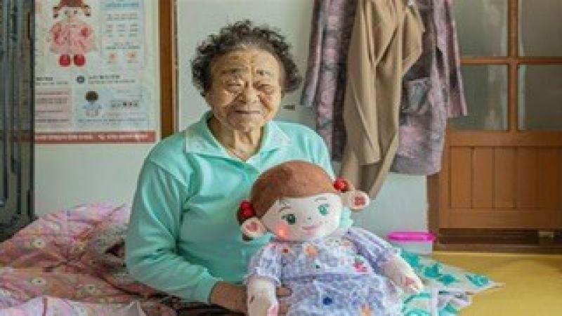 ابتكار كوري جديد: دمية روبوت تساعد كبار السن نفسيًا وصحيًا في التغلب على الاكتئاب.