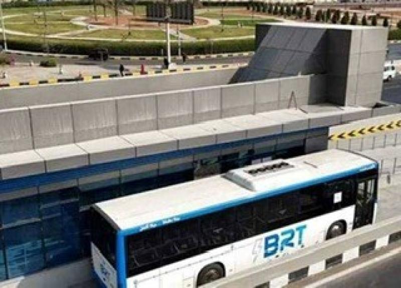 مصدر مسؤول يوضح ملابسات حادث اصطدام تريلا بحاجز محطة الأتوبيس الترددي.