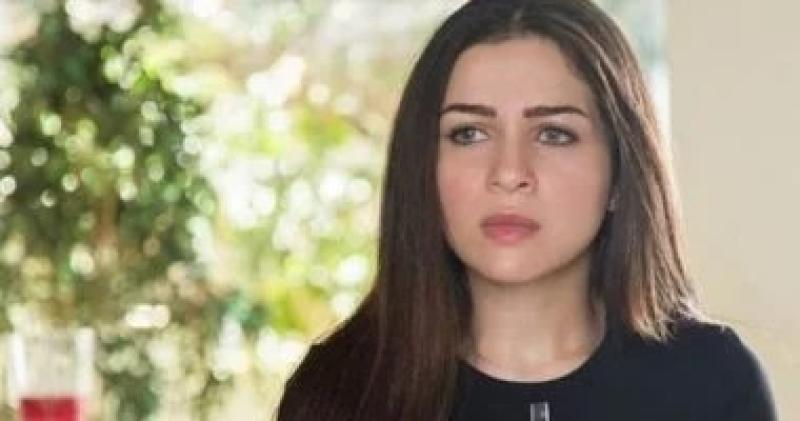 خروج والد مى عز الدين من غرفة العمليات بعد إجراء عملية جراحية دقيقة