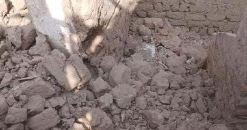 انهيار منزل من الطوب اللبن فى نجع حمادى بقنا والعناية الإلهية تنقذ السكان