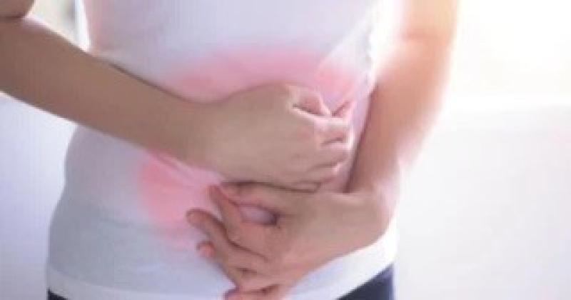 تعاني من الإمساك؟ اكتشف أطعمة ومشروبات طبيعية تساعد على علاجه بفعالية.