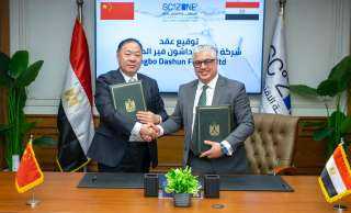 باستثمارات 40 مليون دولار.. رئيس اقتصادية قناة السويس يوقع عقد مشروع شركة... باستثمارات 40 مليون دولار.. رئيس اقتصادية قناة السويس يوقع عقد مشروع شركة ”Ningbo Dashun Fur” الصينية لمنسوجات المايكروفايبر بالقنطرة غرب