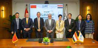 باستثمارات 100 مليون دولار …  رئيس اقتصادية قناة السويس يوقّع عقد ”جاسان جروب” الصينية لإقامة أكبر مجمع متكامل للغزل والنسيج والملابس الجاهزة بالقنطرة غرب الصناعية