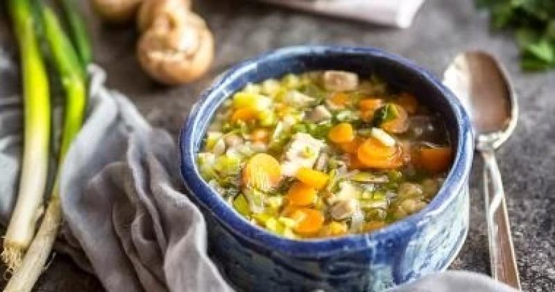 شوربة الدجاج في الشتاء.. كيف تؤثر على جسمك عند تناولها يوميًا؟