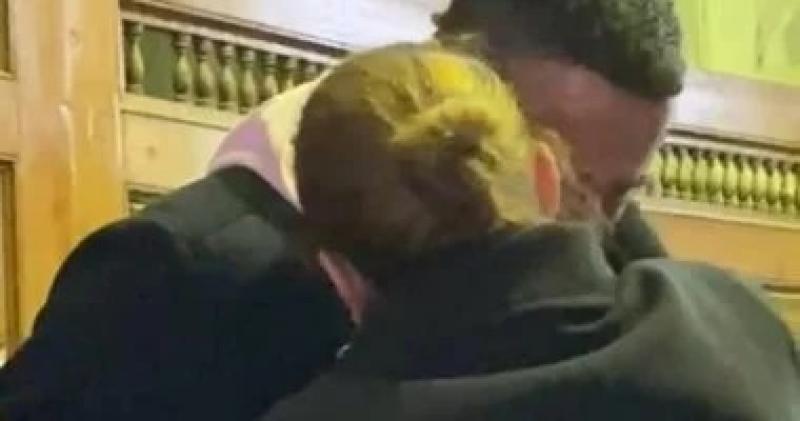 أحمد الفيشاوى ينهار فى حضن شيرين بعزاء والدته الراحلة سمية الألفى