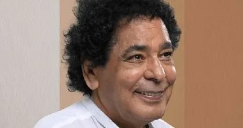 محمد منير بخير.. مقربون من الكينج: لا نعرف مصدر شائعة تعرضه لوعكة صحية