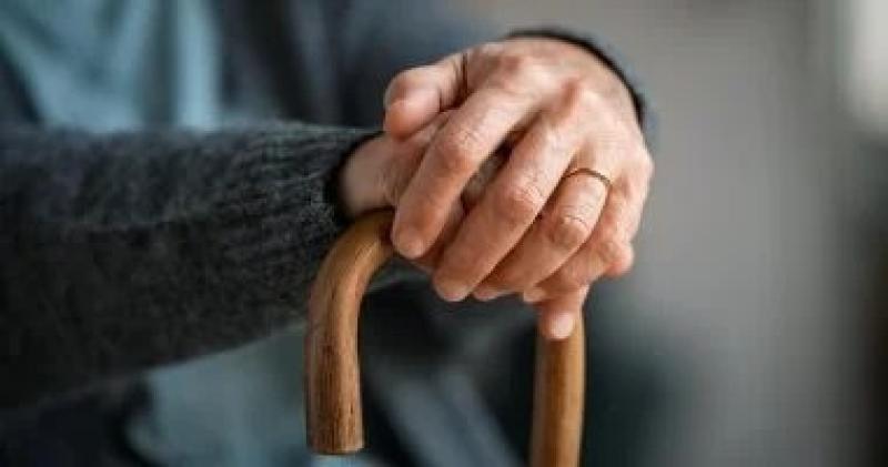 هل يمكن توصيل المعاش للمسن إلى محل سكنه؟.. القانون يجيب