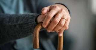 هل يمكن توصيل المعاش للمسن إلى محل سكنه؟.. القانون يجيب