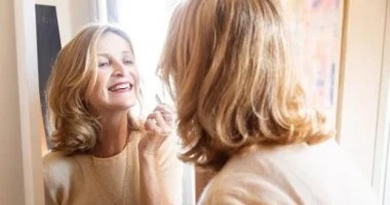 دراسة يابانية: أحمر الشفاه يحسن لياقة المرأة وحالتها المزاجية