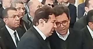 انهيار هانى رمزى فى جنازة والدته ووزير الثقافة يواسيه