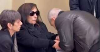 إيلى صعب يقبل يد فيروز وأولاد عم هلى الرحبانى يواسيان ريما شقيقة الراحل