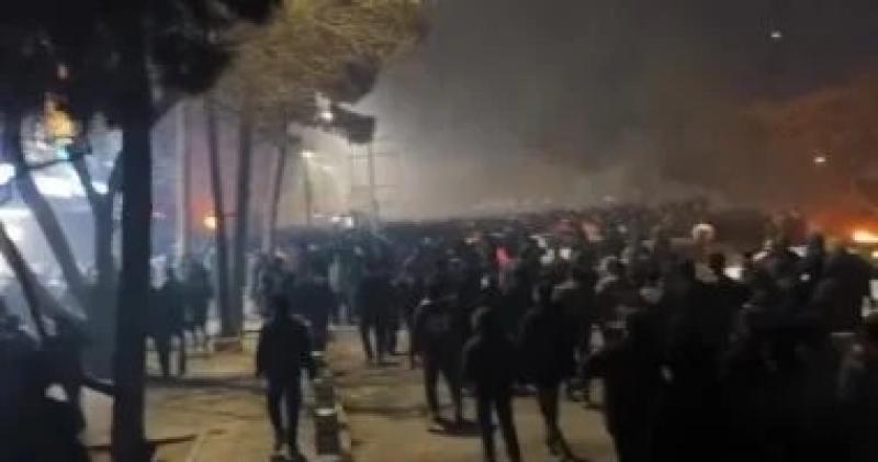 بولندا تحث رعاياها على مغادرة إيران فورا